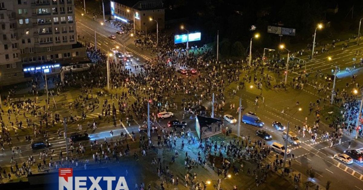 "Сложить щиты": белорусы аплодируют силовикам и призывают отступить