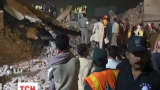 В пакистанском городе Лахор людей спасают из-под завалов