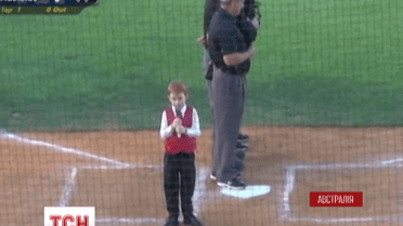 Маленький австралиец сорвал шквал аплодисментов во время пения национального гимна