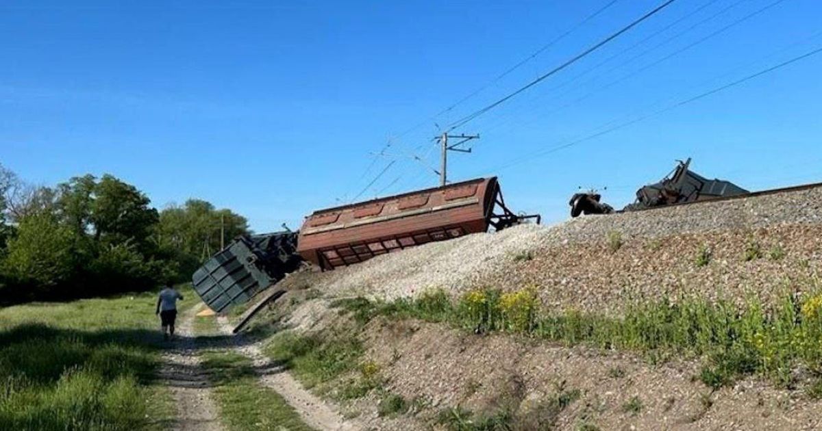 Взрыв на железной дороге в Крыму 18 мая могли устроить местные партизаны, считает военный эксперт Роман Свитан