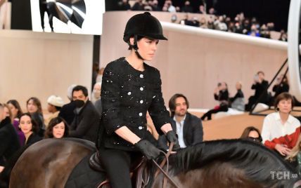 На подиум на коне: внучка Грейс Келли поучаствовала в показе Chanel