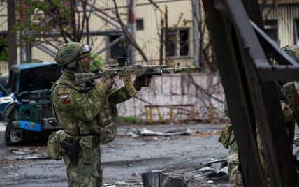 В Мариуполе начали обрушиваться многоэтажки, по которым наносила удары армия РФ