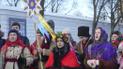 Как праздновали Рождество: Папа Римский провел мессу, к Елизавете II пришла родня, а в Берлине устроили заплыв