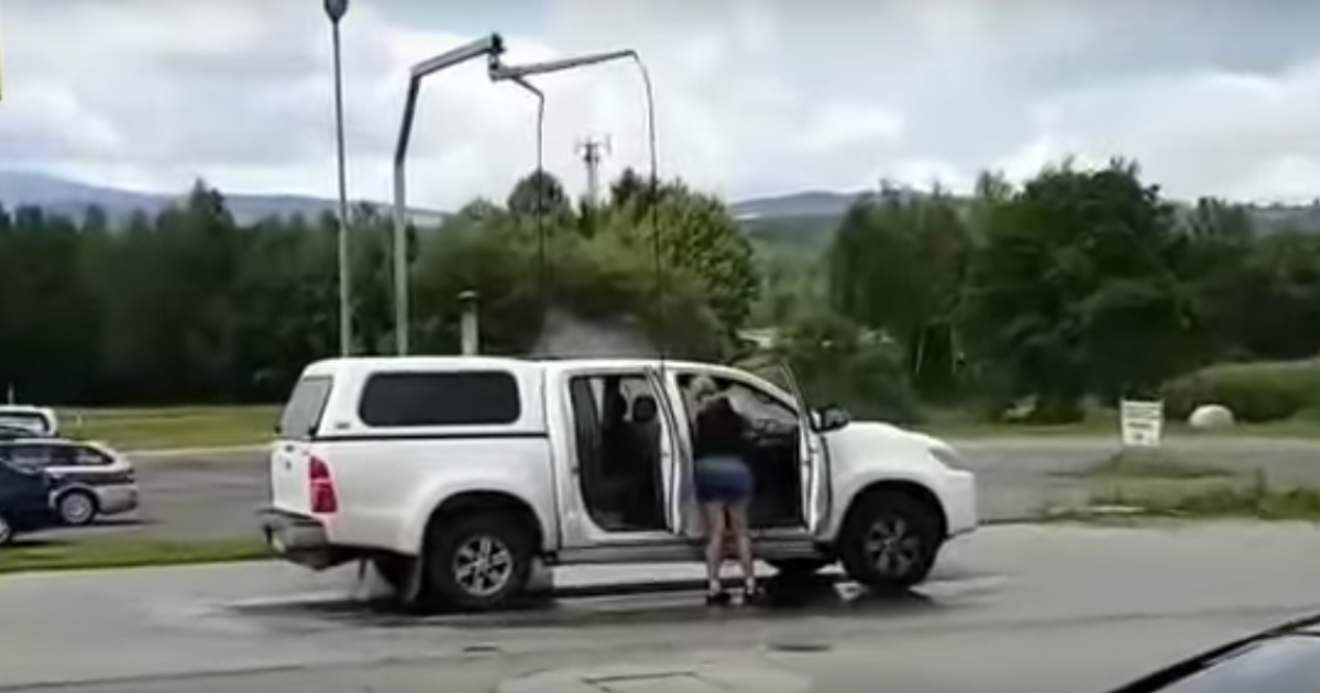Женщина устроила водные процедуры салону Toyota Hilux (Видео)