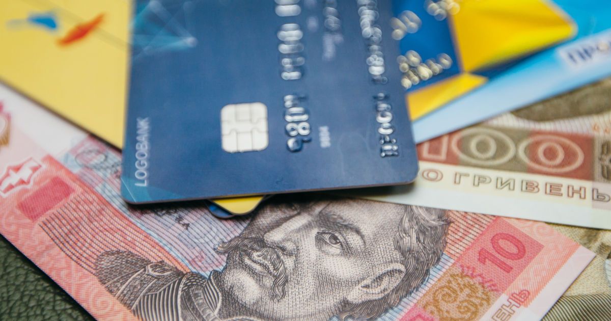Українці активніше несуть до банків гроші на депозити та залазять у кредити