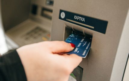 "Ощадбанк" скасував комісії за зняття готівки в банкоматах з карток усіх банків: який добовий ліміт