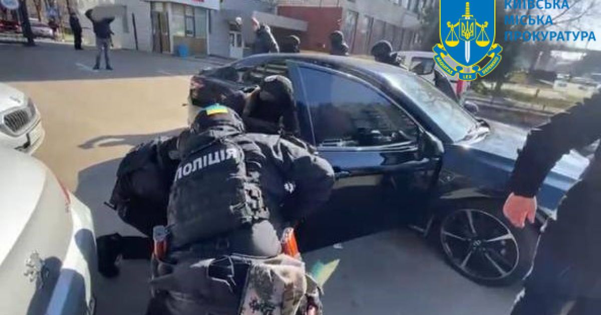 У Києві шахраї видавали себе за працівників ТЦК та ДБР і вимагали у бізнесмена гроші, погрожуючи "мобілізацією"