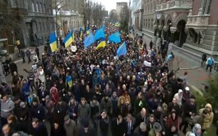 У Києві триває Марш Гідності: "Слава Україні! Героям слава!" вигукують кількома мовами