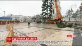 Главную елку уже установили на Софийской площади
