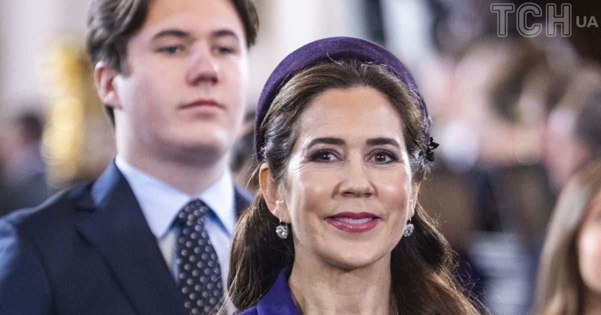 Королева Мері, а позаду її син – принц Крістіан