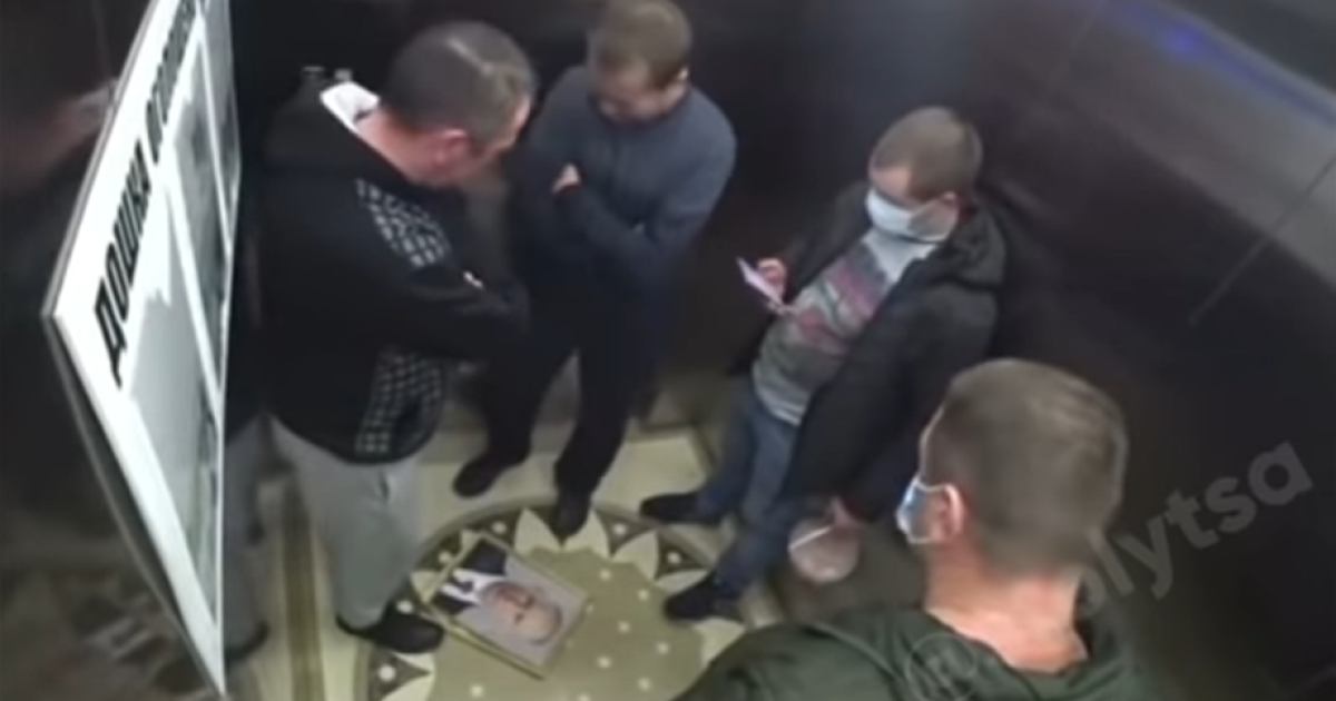 В Киеве в лифте повесили портрет Путина: появилась реакция жильцов дома (видео 18+)