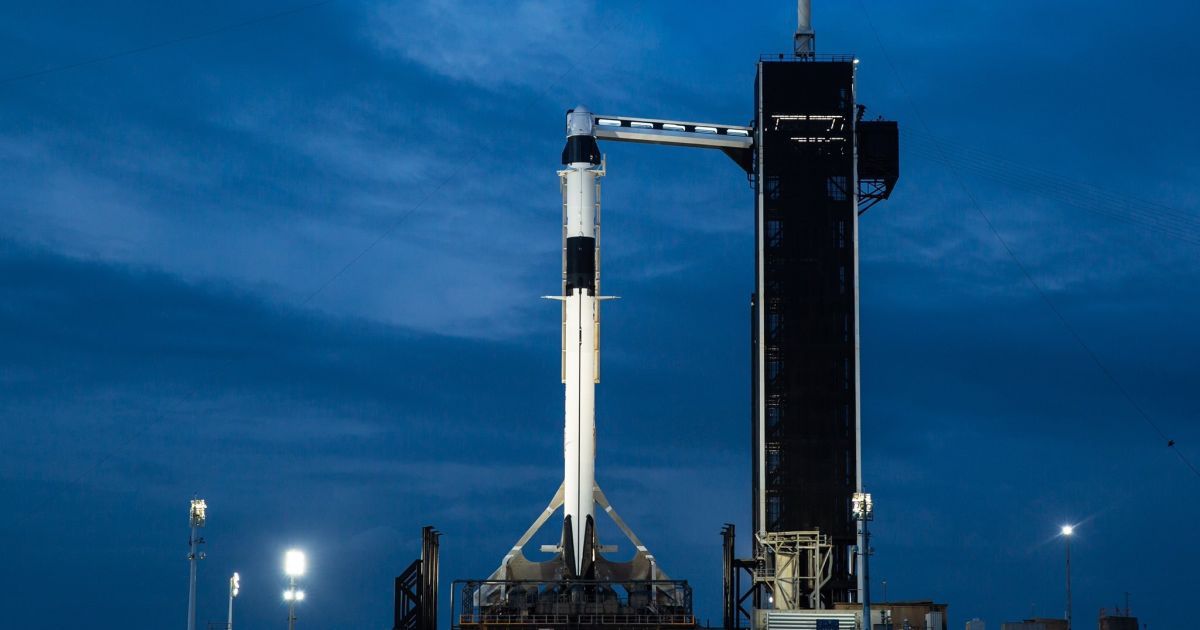 SpaceX вперше відправить астронавтів в космос: коли і де на це можна подивитися