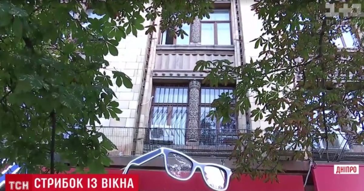 Одинаковое падение, разные травмы: в Днепре спасают жизнь мужчине, который вместе с женой выпрыгнул из окна суда