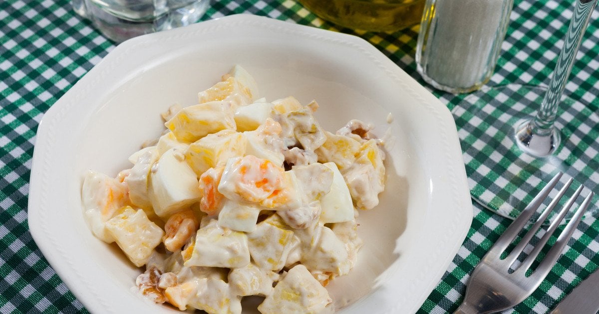 Салат із куркою, маринованими огірками, яйцями та грецьким йогуртом