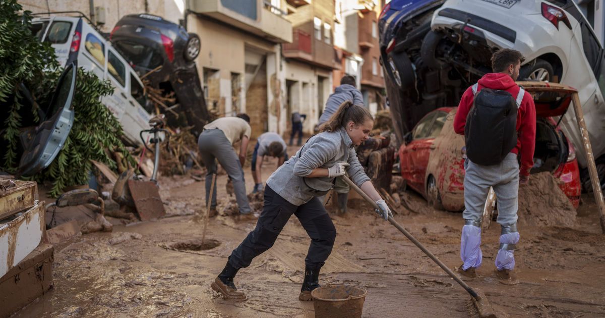 Ликвидация последствий наводнения в испанской провинции Валенсия
