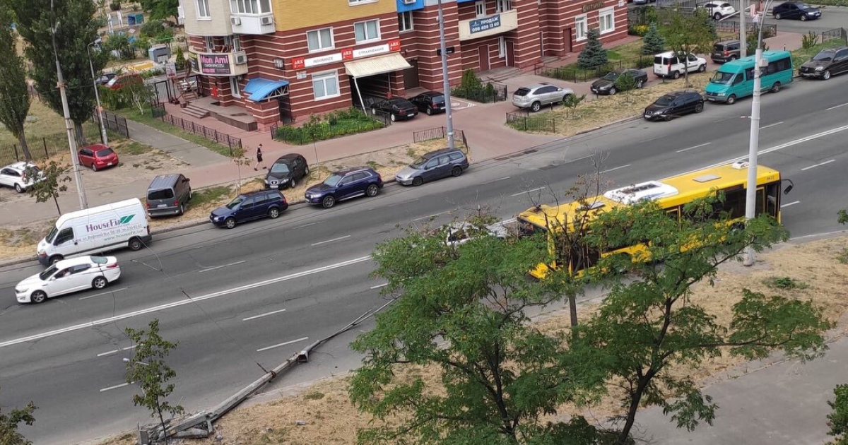 В Киеве на проспекте Героев Сталинграда упал столб и зацепил автобус