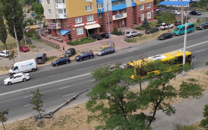 У Києві на проспекті Героїв Сталінграда упав стовп і зачепив автобус