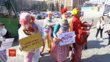 В День смеха в Днепре на парад вышли клоуны-волонтеры