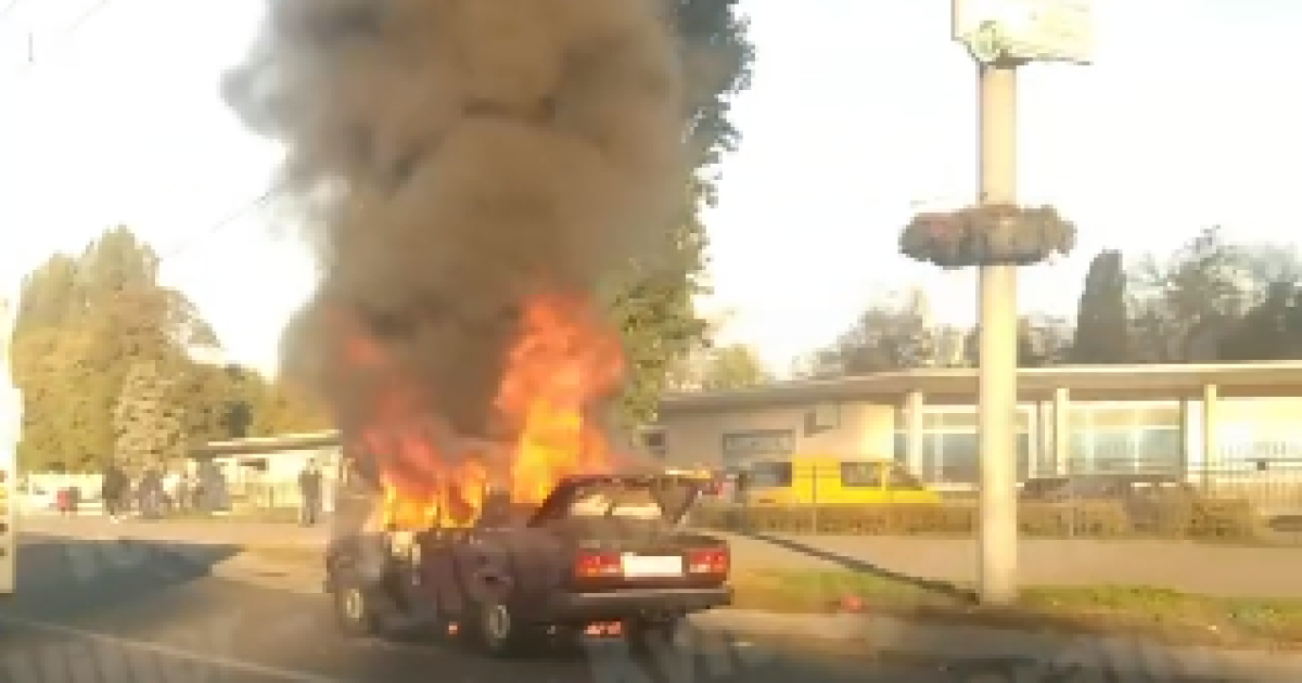 У Києві на проспекті Перемоги загорівся ВАЗ: з'явилося жахливе відео