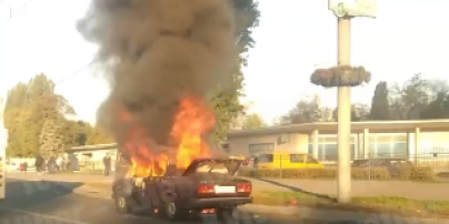 В Киеве на проспекте Победы загорелся ВАЗ: появилось ужасное видео