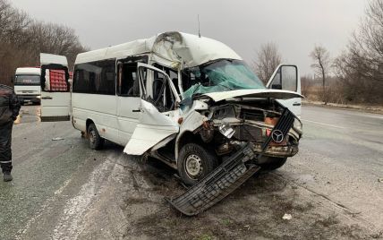 У Дніпропетровській області зіткнулися мікроавтобус з пасажирами та вантажівка: чотирьох людей екстрено госпіталізували
