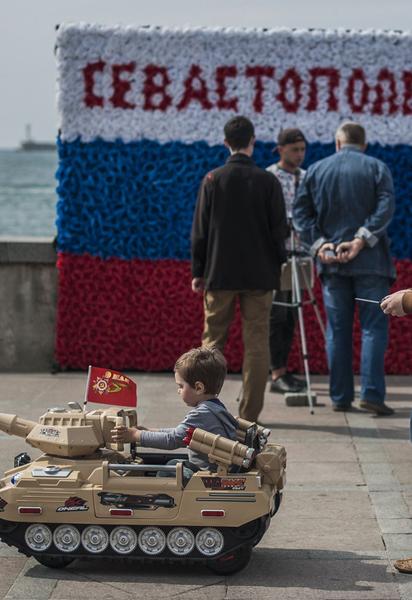 Діти у формі Червоної армії й "Тополі" на параді. Севастополь на 9 Травня вчадів у мілітаризмі