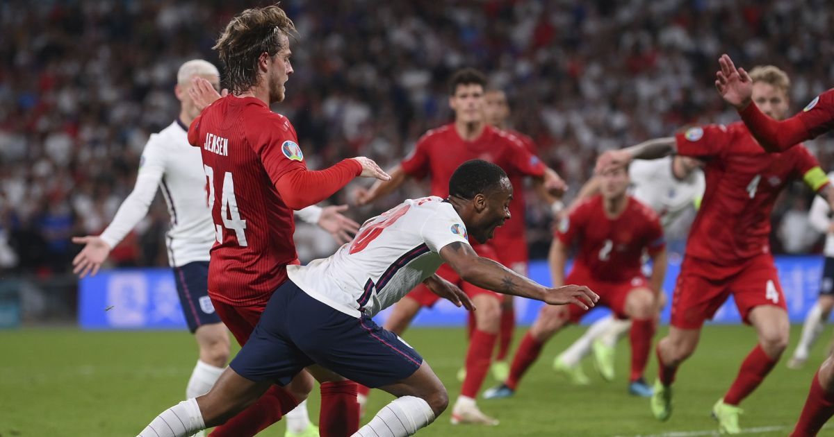 Скандальний пенальті в матчі Англія - Данія: в УЄФА вперше прокоментували пірнання Стерлінга