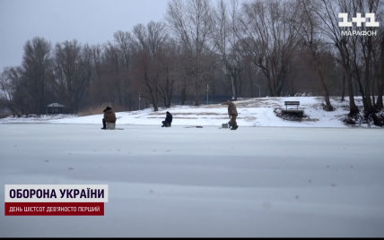 Даже снасти не успел достать: рыбаки выходят на лед, несмотря на