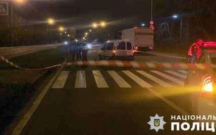 У Києві на блокпосту водій збив військову (фото)
