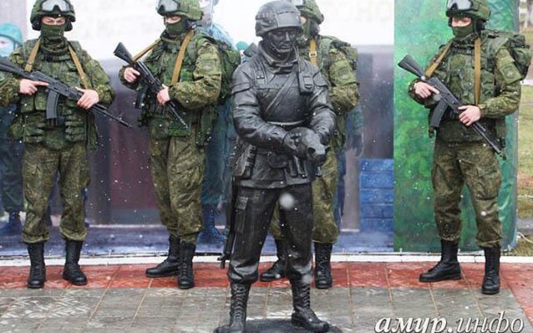 В России открыли памятник "зеленому человечку" / © Амур.Инфо