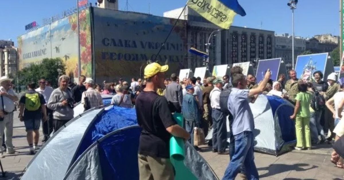 На Майдане Независимости появились палатки