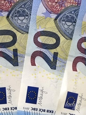 Три знака Зодиака, которым стоит быть осторожными с деньгами