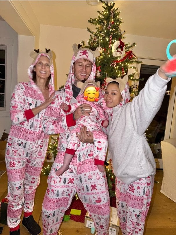 Machine Gun Kelly з донькою від Меган Фокс та родиною. / © instagram.com/machinegunkelly