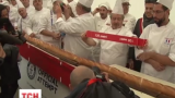 В Милане испекли самый длинный в мире багет