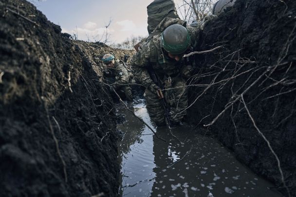Украинские военные в траншее под обстрелом России на линии фронта вблизи Бахмута 5 марта 2023 г. AP Photo/Libkos / © 