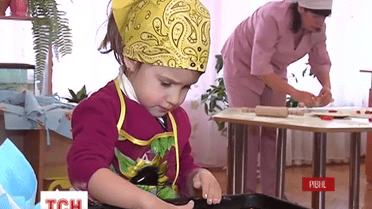 У Рівному діти виготовляють печиво для українських захисників