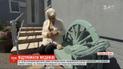 Британская 91-летняя пенсионерка связала на спицах макет больницы, где лечат больных коронавирусом
