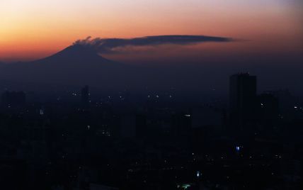 В Мексике извергается известный вулкан Попокатепетль