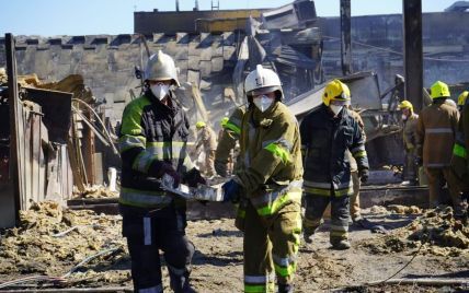 Удар по ТЦ Кременчука: рятувальники розчистили 80% будівлі і надалі шукають людей