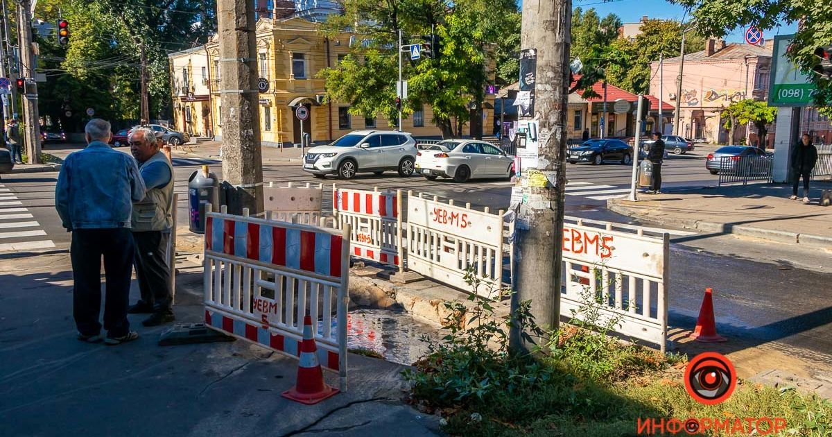 У Дніпрі студентка переходила дорогу і впала в глибоку яму з водою (фото)