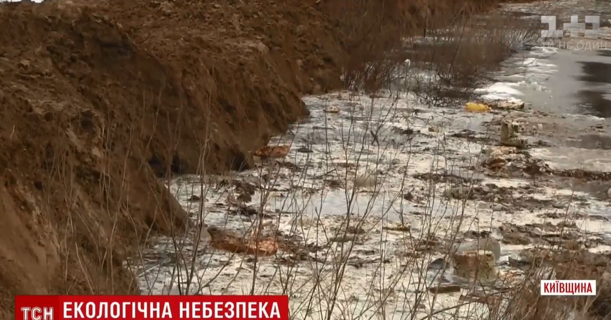 Под Киевом ядовитая вода со свалки попала в реку, что впадает в Днепр