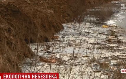 Под Киевом ядовитая вода со свалки попала в реку, что впадает в Днепр