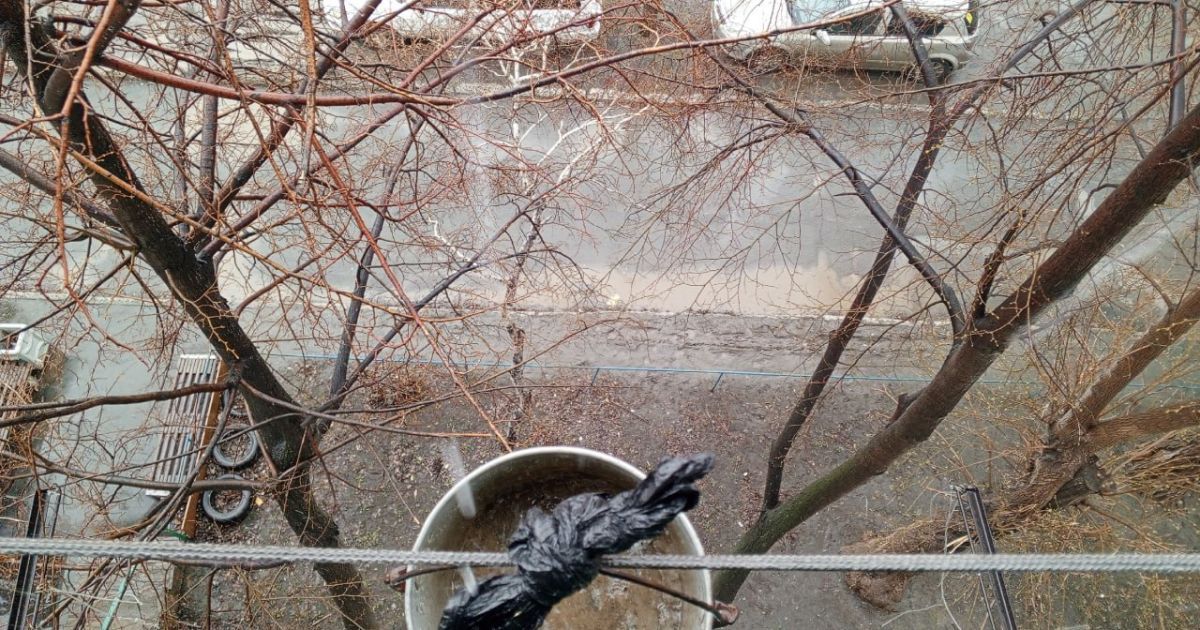 В російському Орську через відсутність водопостачання набирають дощову воду у відра