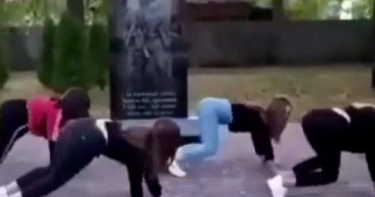 Станцювали тверк біля пам'ятника загиблим в АТО: у Чернігівській області навколо чотирьох школярок спалахнув скандал (відео)