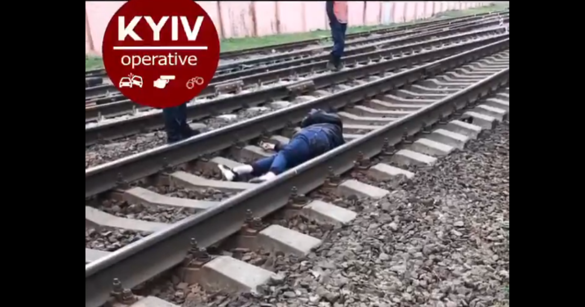 Бориспільський експрес збив дівчину, яка йшла коліями: з'явилося відео