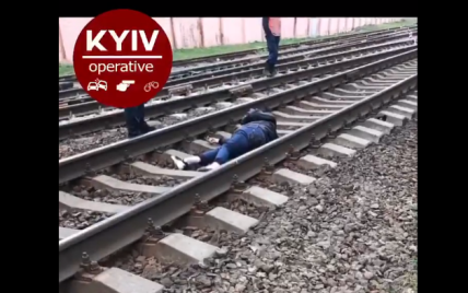 Бориспільський експрес збив дівчину, яка йшла коліями: з'явилося відео