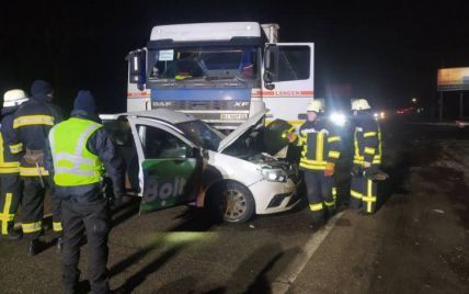 В Харькове грузовик раздавил автомобиль: водитель погиб