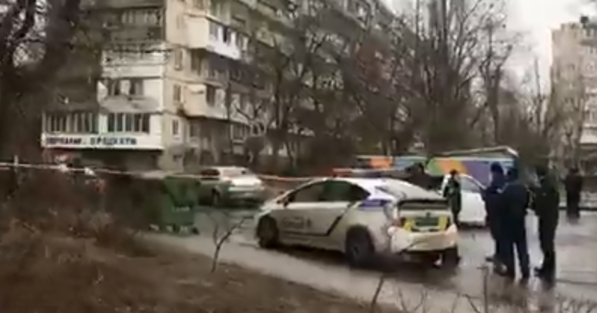 Чоловік у поліцейській формі застрелив людину