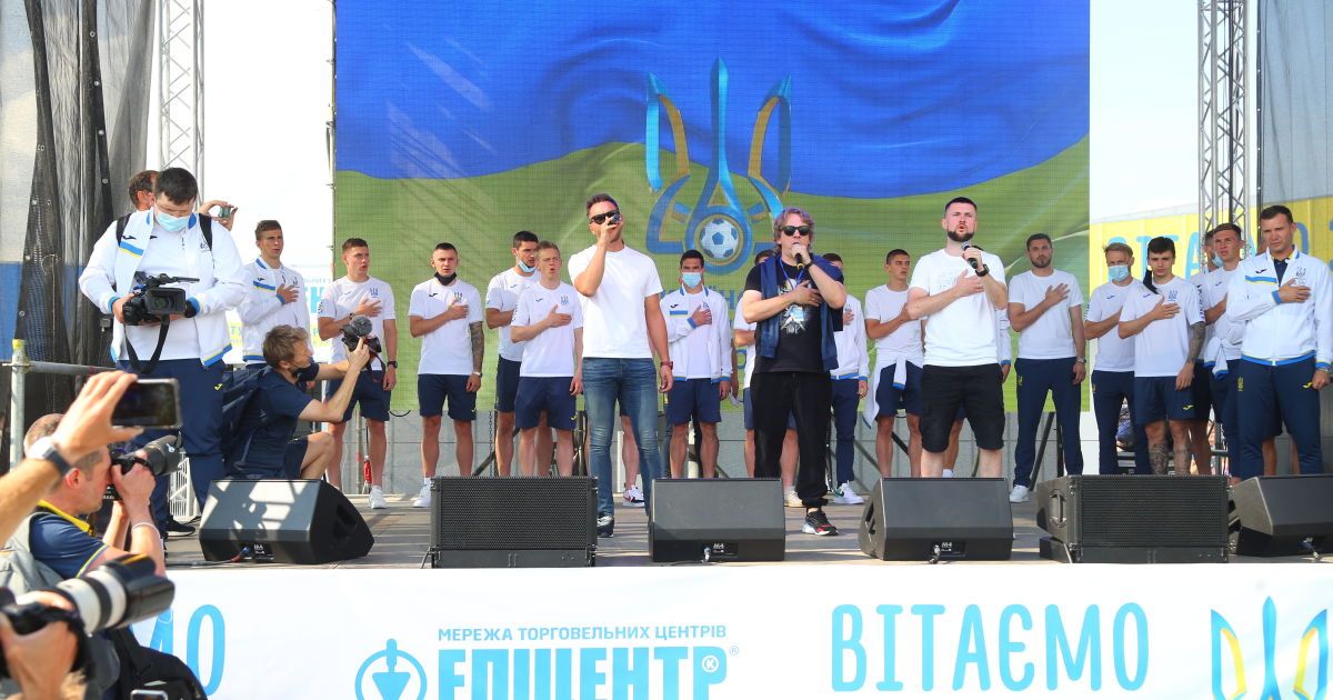 Епіцентр та вболівальники фантастично зустріли футбольну збірну в Борисполі (фото, відео)