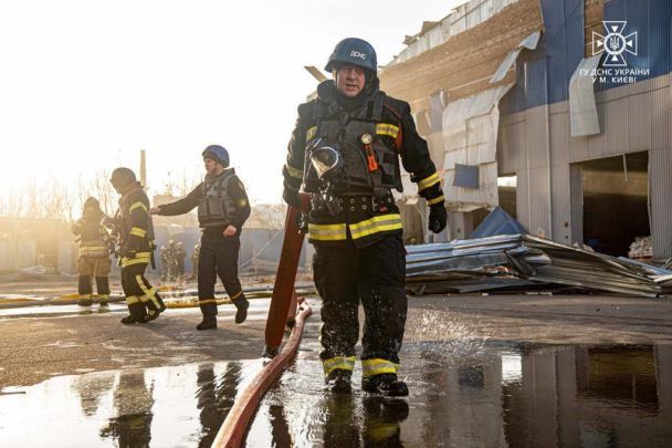 Ліквідація наслідків ракетного удару ворога по Києву / Фото: ДСНС Києва / © 